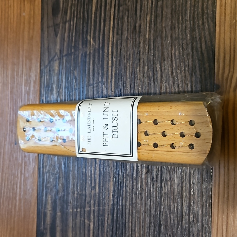 The laundress pet and lint brush